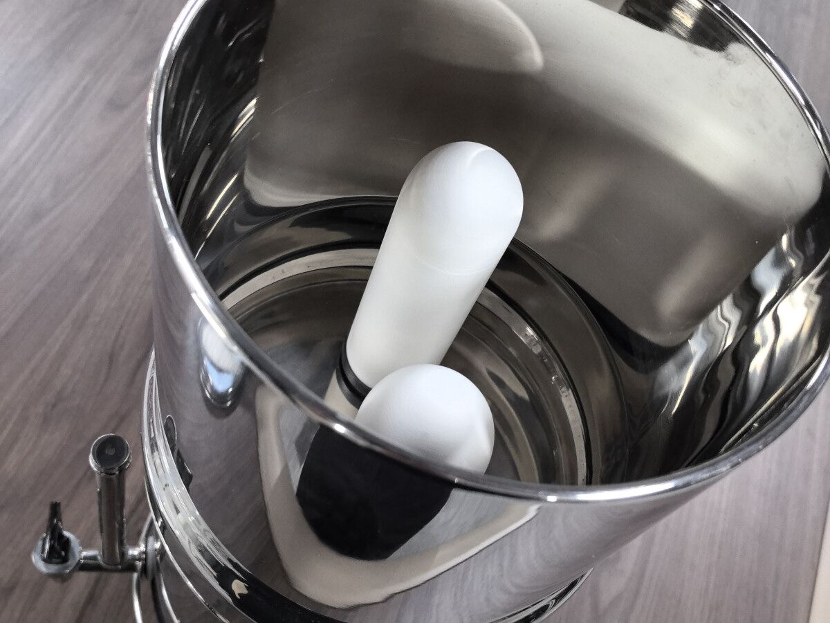 Beste RVS waterfilter met kijkglaasje, keramisch, 10L reservoir, werkt zonder stroom filtert ook PFAS en micro-plastics - Afbeelding 3