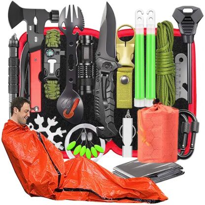 Tip: luxe survivaltool kit met bijlhamer, mes, bestek, kompas, fluit, ruithamer, visgerei, slaapzak, zaklamp en meer