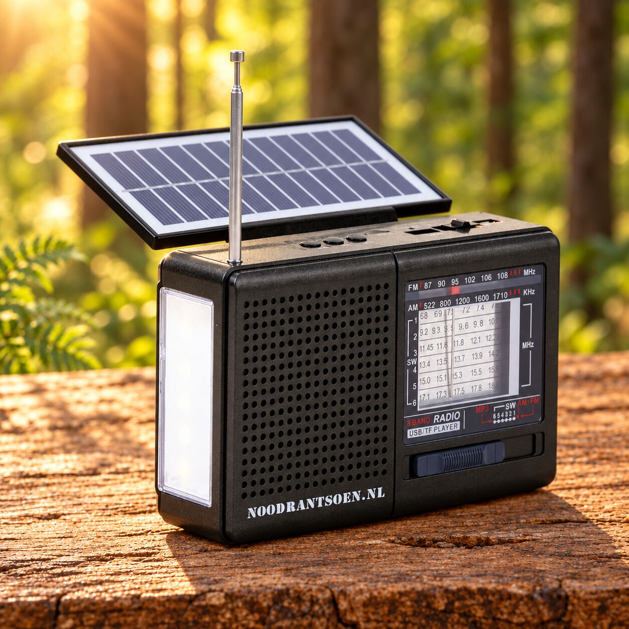 Zwarte luxe noodradio met zonnepaneel in het bos